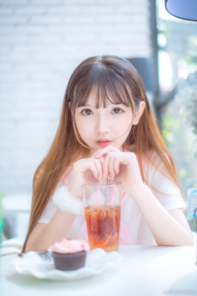 “一个刘璝，张任能够压得下来，但在此之前，刘璋自己做的孽太多了，王家、赵家、谢家，这些人之所以没有立刻暴动，是因为在军中，缺乏一个足够分量的人，张任能够压下军心，却压不下众心，这法孝直在贾诩那老狐狸身边待了几年，学会的都是些什么玩意儿！”说道最后，庞统有些不满的撇了撇嘴。